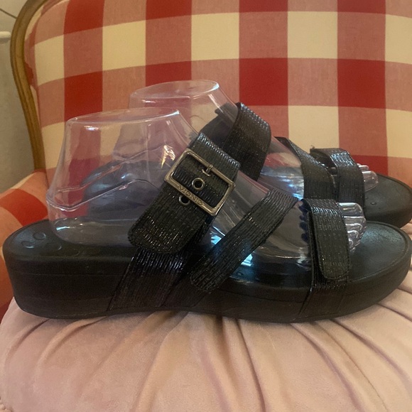 🎀 Vionic Black Sandals - Cute and Comfortable - Picture 2 of 7